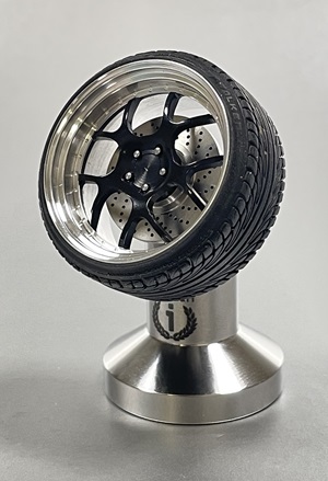 Mit Reifen und Bremsscheibe